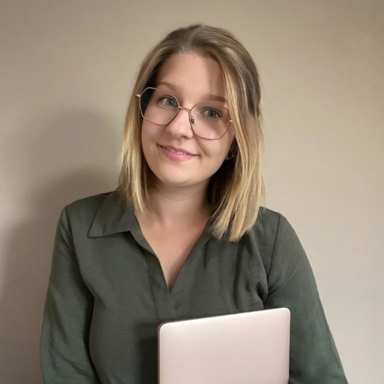 Nina Hübner Hochzeitsplanung / Eventplanung Göttingen Nina Hübner mit Clipboard arrangiert Tischdekoration für eine Hochzeit in einem eleganten Raum.